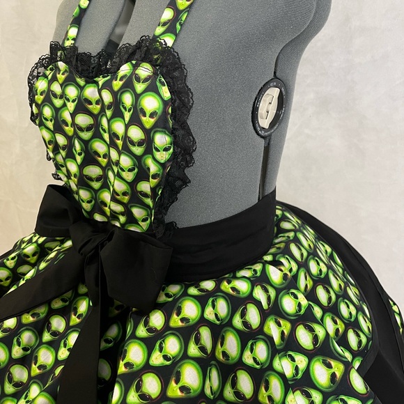 Alien Encounters Themed Custom Handmade Apron - Picture 4 of 6
